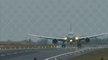 breit Körper Verkehrsflugzeug ankommen, Vorderseite Aussicht video