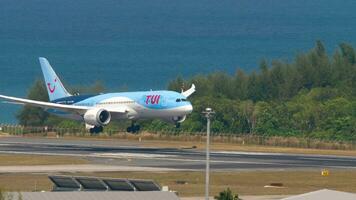 Dreamliner of TUIfly landing video