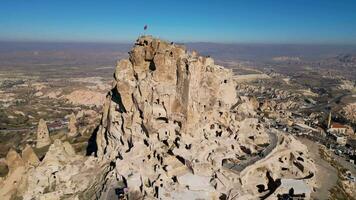 aéreo zumbido ver de el uchisar castillo en capadocia, pavo. esta alto Roca volcanica afloramiento es uno de de capadocia más prominente puntos de referencia y visible para millas alrededor. video