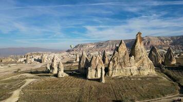 aérien drone vue de le Naturel beauté de le Rose rouge vallée dans cappadoce, Turquie. célèbre destination pour randonneurs à explorer le Roche des sites de cappadoce. video