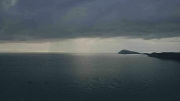 tranquille paysage marin, lumière du soleil perçant orageux des nuages video