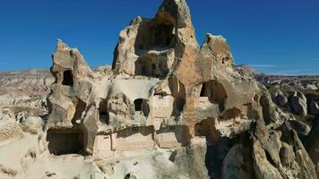 aereo fuco Visualizza di il famoso roccia siti di cappadocia, tacchino. Questo vecchio insediamento è collocato nel il rosa rosso valle nel goreme. video