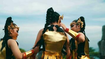 ein Gruppe von weiblich Krieger hilft ein Freund während Gehen im Schmerzen in der Nähe von das königlich Schloss video