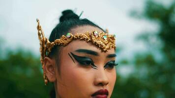 a golden costume and crown worn by a royal princess while standing video