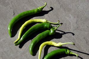 rojo caliente verde chile pimientos foto