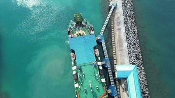 aérien vue de une traversier bateau ancré à gorontalo port dans le Matin video