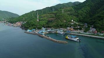 aereo Visualizza di il traghetto si avvicina il porta di gorontalo, gorontalo città nel il mattina video