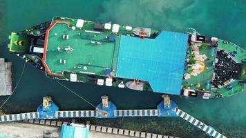 Antenne Aussicht von ein Fähre Boot verankert beim gorontalo Hafen im das Morgen video