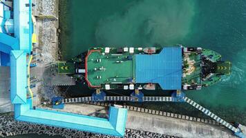 aéreo ver de un transportar barco anclado a gorontalo puerto en el Mañana video