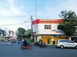 PATI, INDONESIA - DESEMBER 04, 2023 Morning view of the streets of Pati. Urban fuss. Simpang Lima Street Free Photo