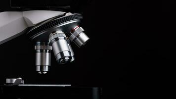 aislado microscopio en blanco antecedentes foto