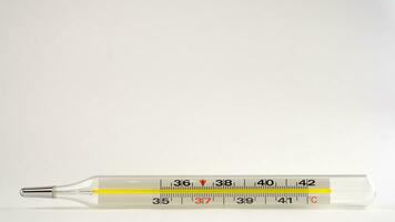 vaso termómetro, mercurio termómetro aislado foto