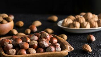 orgánico marrón avellanas. delicioso sano nueces, concepto para diseño. gastrónomo ingredientes para culinario creaciones, otoño cosecha bocadillo foto