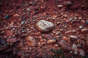 suelo con piedras, arcilla capas foto. rebanada de arena con capas de diferente estructuras foto