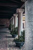 arcada pasaje de un antiguo granja casa foto. pequeño pueblo en Cataluña fotografía. foto