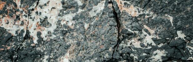 el superficie de el montaña Roca pared foto. rock textura. gris grunge antecedentes cerca playa. foto