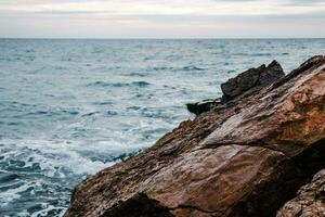 invierno mar con piedras en el playa concepto foto. submarino roca. Mediterráneo mar. foto