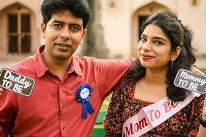 indio Pareja posando para maternidad disparar actitud para acogedor nuevo nacido bebé en lodhi la carretera en Delhi India, maternidad foto disparar hecho por padres para acogedor su niño, pre bebé foto disparar