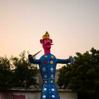 ravnans siendo encendido durante Dussera festival a ramleela suelo en Delhi, India, grande estatua de ravana a obtener fuego durante el justa de Dussera a celebrar el victoria de verdad por señor rama foto