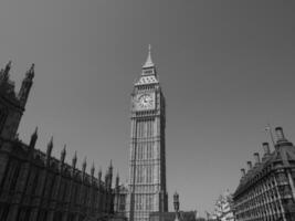 casas de parlamento y Westminster puente en Londres foto