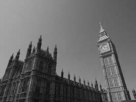 casas de parlamento y Westminster puente en Londres foto