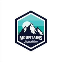 emblemas de viajes de montaña. emblema de aventura al aire libre para acampar, placa y parche con el logotipo. turismo de montaña, senderismo. vector