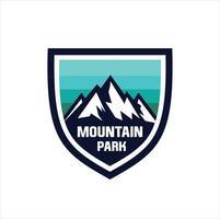 diseño de logotipo de insignia de montaña al aire libre vector