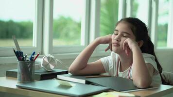 linda joven niña aburrido con educación, aburrido con aprendizaje estudiando en línea . distancia aprendizaje concepto. video