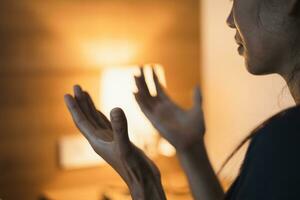 cristiano mujer Orando en dormitorio, mujer manos Orando a dios, mendicidad para perdón y creer en bondad. cristiano vida crisis oración a dios. cristiano vida crisis oración a dios. foto