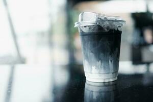 hielo carbón latté con Fresco Leche eso demostración el textura y refrescante Mira de el bebida foto