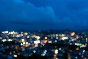 bokeh y desenfocado imagen de iluminado luces y cielo a crepúsculo foto