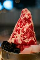 hielo postres con Adición rojo fresa jarabe y dulce leche. afeitado hielo tailandés postre foto