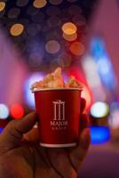 bangkok, Tailandia - diciembre 27, 2023 un mini taza de palomitas de maiz para ensayador nuevo palomitas de maiz gusto desde mayor Cineplex Tailandia foto