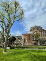 17 de abril 2023 - Estanbul, Turquía - hagia Irene Iglesia y hagia Sofía en Estanbul en un primavera día foto