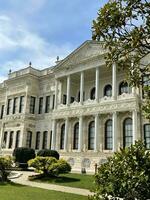 15 de abril 2023 - Estanbul, Turquía - dolmabahce palacio en primavera día foto