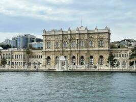 17 de abril 2023 - Estanbul, Turquía - dolmabahce palacio, ver desde el mar foto