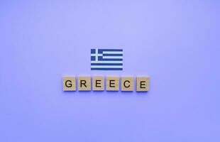 en marzo 25, independencia día en Grecia, un minimalista bandera con un inscripción en de madera letras foto