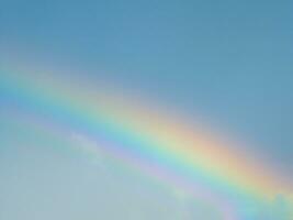 un vistoso arco iris después el lluvia durante un primavera día en Italia en 2023 foto