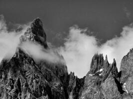 Nevado paisajes de el mont blanc montaña rangos en el aosta Valle en el invierno de 2023. foto