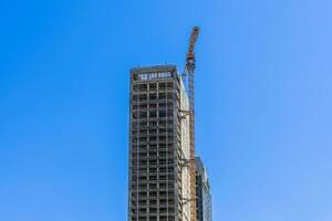 el tema de el foto es el construcción de un edificio de un negocio centrar o residencial edificio