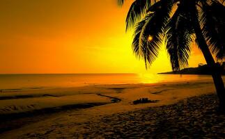 hermosa playa tropical al atardecer con palmeras y cielo rosa para viajes y vacaciones en tiempo de relajación de vacaciones foto