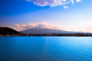 montar fuji,paisaje terminado lago kawaguchiko a hermosa puesta de sol en Fujikawaguchiko en Japón foto