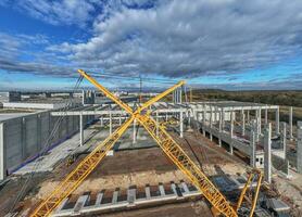 zumbido imagen de un construcción sitio de un industrial edificio con columnas y vigas y un tarea pesada grua foto