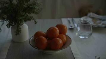 mandarinas estar en el mesa siguiente a Navidad árbol video