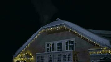 frente lado de el casa es decorado para Navidad. noche antes de Navidad video