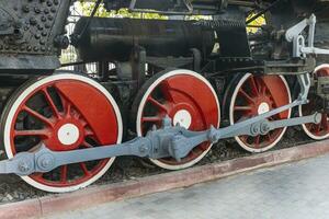 mecánico ruedas de un transporte vapor locomotora en rieles foto