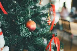 artificial Navidad árbol con rojo pelota ornamento. foto