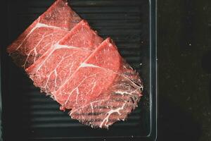 finamente rebanado de crudo carne de vaca para japonés caliente maceta además conocido como shabu shabu foto