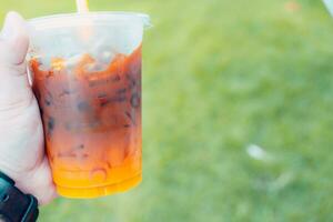 sabroso refrescante bebida con café y naranja jugo. foto