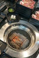 crudo carne de vaca rebanada para parilla japonés estilo en bandeja con vacío estufa Listo a cocinar foto